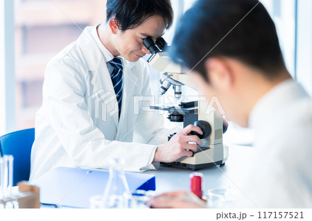 実験するビジネスマン 117157521