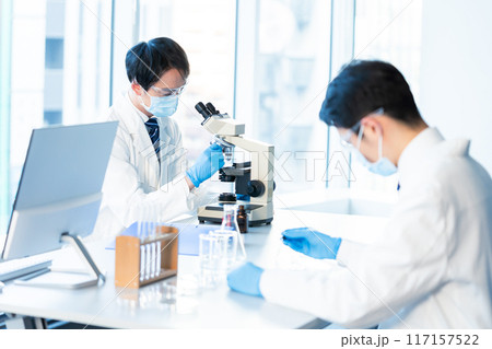 実験するビジネスマン 実験するビジネスマン 117157522