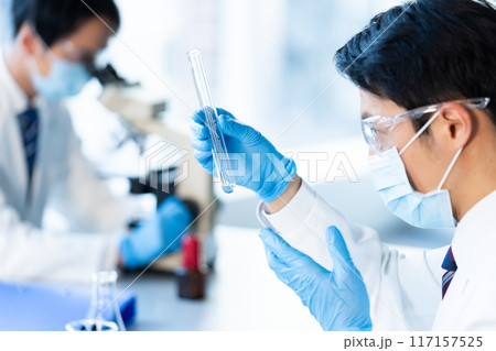 実験するビジネスマン 117157525