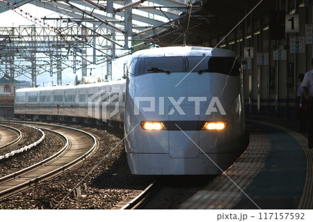 福山駅に到着する山陽新幹線300系 福山駅に到着する山陽新幹線300系 117157592