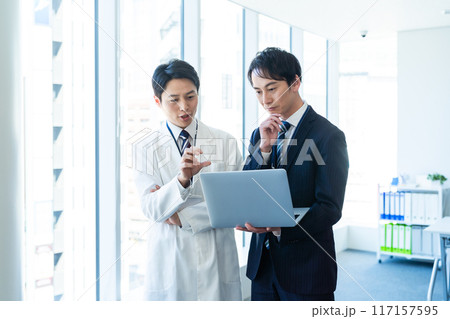医師と打ち合わせするビジネスマン 117157595