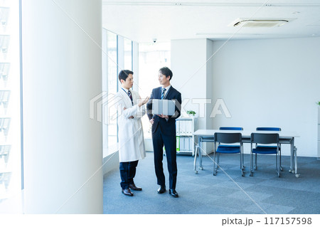 医師と打ち合わせするビジネスマン 117157598