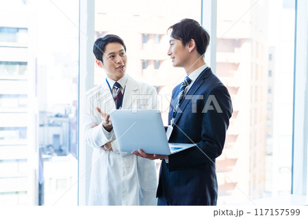 医師と打ち合わせするビジネスマン 医師と打ち合わせするビジネスマン 117157599