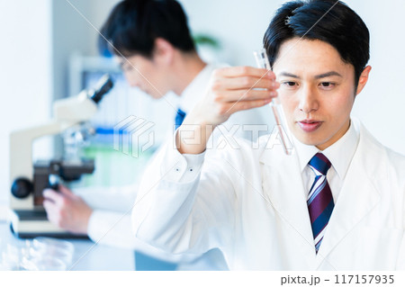 実験するビジネスマン 117157935