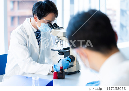 実験するビジネスマン 117158058