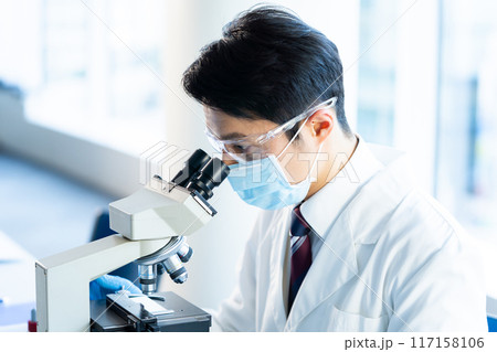 実験するビジネスマン 117158106