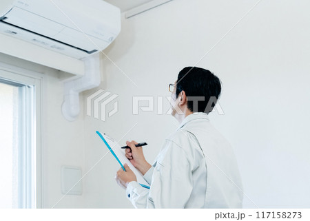 エアコンの点検をする男性 117158273