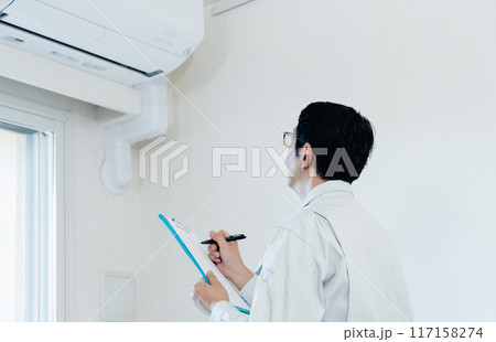 エアコンの点検をする男性 117158274