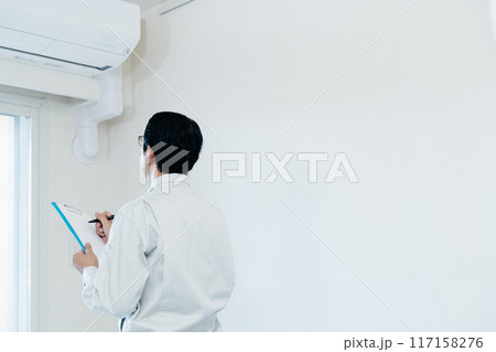 エアコンの点検をする男性 117158276