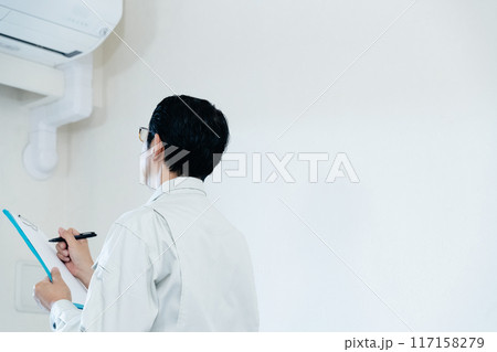 エアコンの点検をする男性 117158279