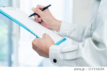 エアコンの点検をする男性の手元 117158284