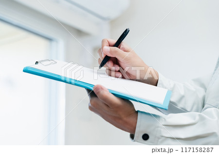 エアコンの点検をする男性の手元 エアコンの点検をする男性の手元 117158287