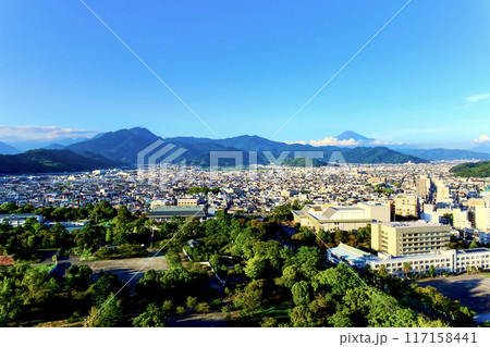 【静岡】初秋の静岡市 県庁展望ロビーから望む駿府城公園と富士山 【静岡】初秋の静岡市 県庁展望ロビーから望む駿府城公園と富士山 117158441