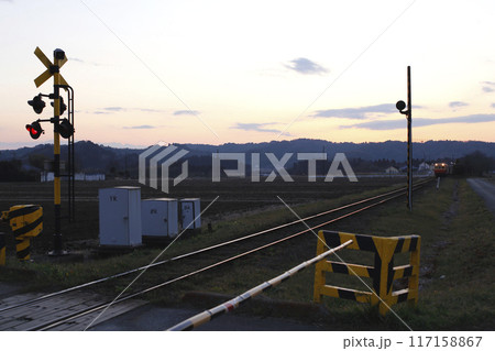 夕陽を浴びて光る線路と駅に停車しているローカル電車 夕陽を浴びて光る線路と駅に停車しているローカル電車 117158867