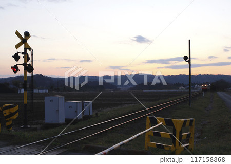 夕陽を浴びて光る線路と駅に停車しているローカル電車 夕陽を浴びて光る線路と駅に停車しているローカル電車 117158868
