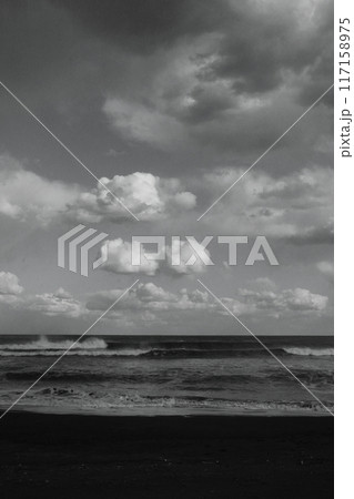 夏の大海原に浮かぶ白い雲 117158975