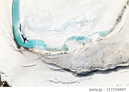 空撮　雪解け始まるミクリガ池 117159997