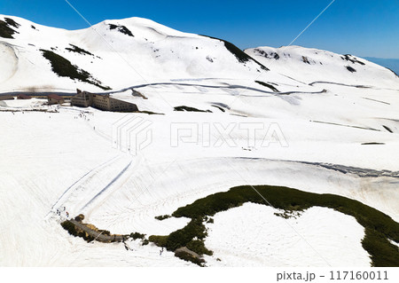 空撮 室堂平上空から室堂駅バスターミナルと天狗山、国見岳 空撮 室堂平上空から室堂駅バスターミナルと天狗山、国見岳 117160011