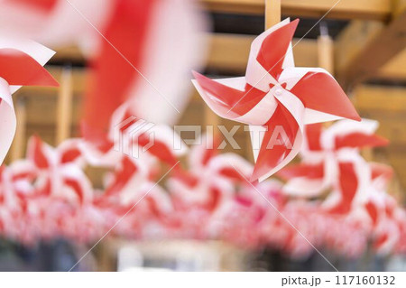 夏の竹駒神社　参道の風車　夏詣　宮城県岩沼市 117160132