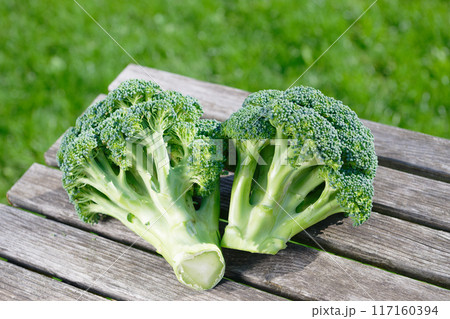 Fresh cauliflower on a wooden table 117160394