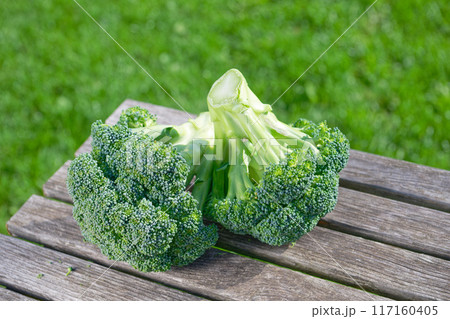Fresh cauliflower on a wooden table 117160405