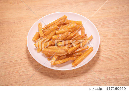 お皿に盛られた芋けんぴ お皿に盛られた芋けんぴ 117160460