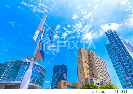 日本の横浜都市景観 JR桜木町駅前広場の再生可能エネルギーを活用した街路灯などを望む＝7月18日 117160542