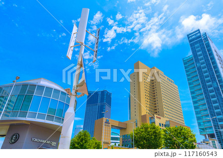日本の横浜都市景観 JR桜木町駅前広場の再生可能エネルギーを活用した街路灯などを望む=7月18日 日本の横浜都市景観 JR桜木町駅前広場の再生可能エネルギーを活用した街路灯などを望む=7月18日 117160543