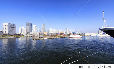 大桟橋に停泊する豪華客船 大桟橋に停泊する豪華客船 117161026