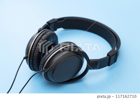 青背景にヘッドホン 117162710