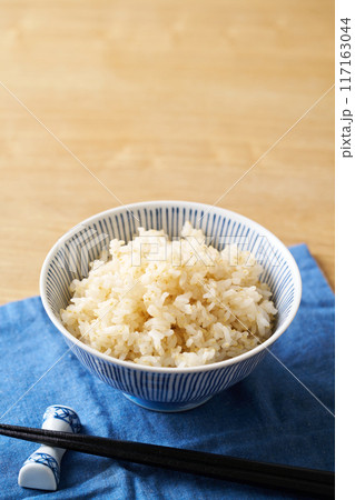 茶碗に盛り付けた胚芽米ごはん 117163044
