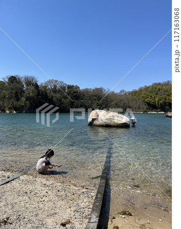 瀬戸内海の島の浜辺で遊ぶ子供 瀬戸内海の島の浜辺で遊ぶ子供 117163068