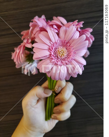 ピンクの花束とネイル ピンクの花束とネイル 117163069