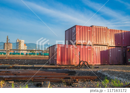 コンテナが積まれた風景【南松本駅】 117163172