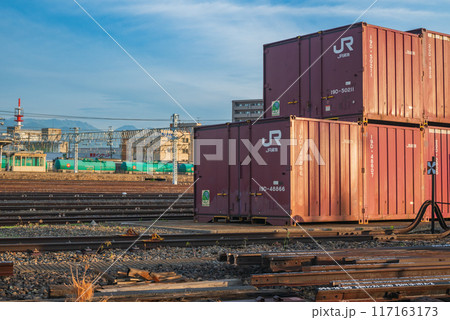 コンテナが積まれた風景【南松本駅】 117163173