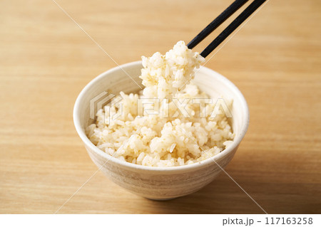 茶碗に盛り付けた胚芽米ごはん 117163258