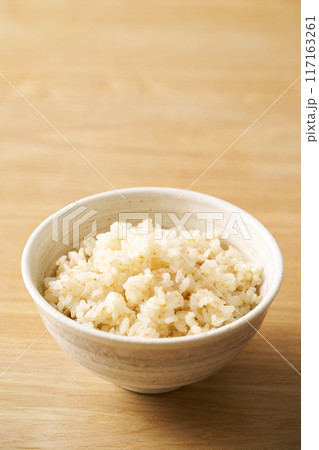 茶碗に盛り付けた胚芽米ごはん 117163261