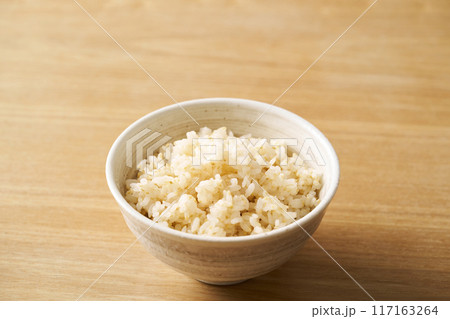茶碗に盛り付けた胚芽米ごはん 茶碗に盛り付けた胚芽米ごはん 117163264