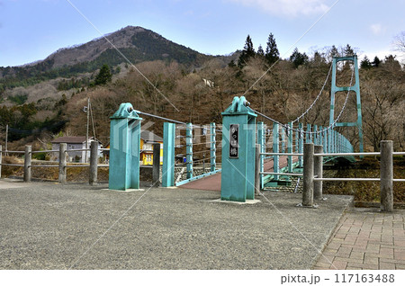 山梨県　道志川沿いにある道の駅どうしより鳥ノ胸山を望む 117163488