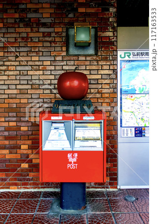 【青森】秋の弘前駅　中央口のりんごが載った郵便ポスト 117163533