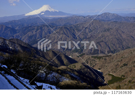 丹沢山地の檜洞丸からの眺望　富士山と西丹沢の山並 117163630