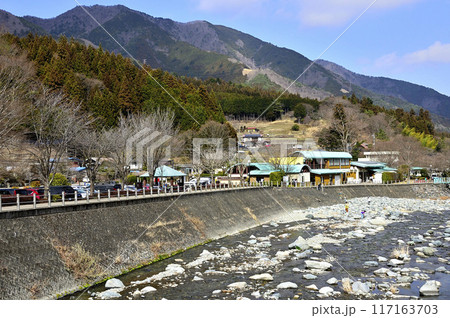 道志山塊の菜畑山と道の駅どうしと道志川 117163703