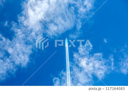カラフルな飛行機雲 117164083