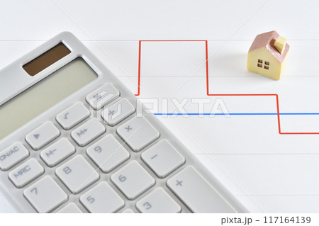 家と電卓とグラフでローンの金利のイメージ 117164139