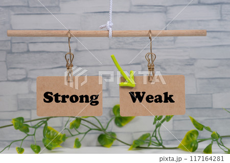 天秤に吊ったWeakに矢印とStrong 天秤に吊ったWeakに矢印とStrong 117164281