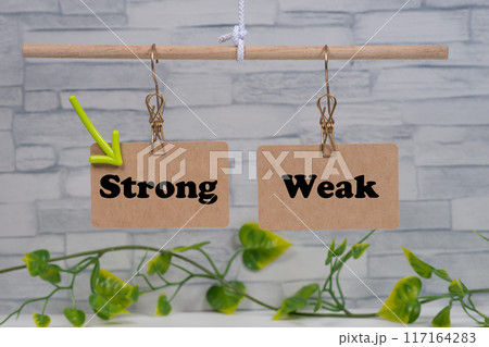 天秤に吊ったStrongに矢印とWeak 117164283