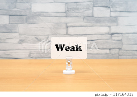 Weakと書かれたカードとメモスタンド 117164315