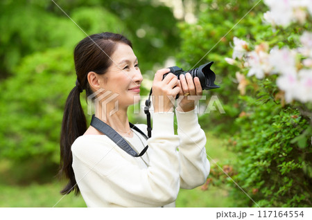 花を撮るシニア女性 花を撮るシニア女性 117164554