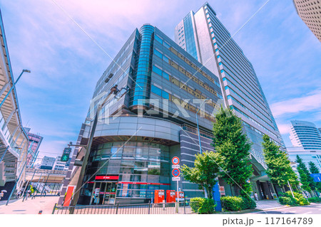 日本の横浜都市景観 桜木町駅周辺・横浜桜木郵便局などを望む 日本の横浜都市景観 桜木町駅周辺・横浜桜木郵便局などを望む 117164789