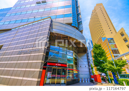 日本の横浜都市景観 桜木町駅周辺・横浜桜木郵便局などを望む 日本の横浜都市景観 桜木町駅周辺・横浜桜木郵便局などを望む 117164797